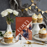 Stilvoll modernisiert | 40. Geburtstag 3 Foto Einladung<br><div class="desc">Feiern Sie einen Meilenstein im Stil dieses modernen Viertels | 40. Geburtstag 3 Foto Einladung Vorlage. Dieses elegante und zeitgenössische Design bietet drei Foto-Slots, mit denen Sie Ihre Lieblingssendungen präsentieren können. Die mutige "FORTY" Typografie hebt sich vor einem warmen Terrakotta-Hintergrund hervor und macht eine Erklärung für jedes 40. Geburtstagsfest. Die...</div>