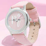 Stilvoll rosa Moderne Script Girls Monogram Name Armbanduhr<br><div class="desc">Die stilvolle rosa Moderne Script Girls Monogram Name Watch ist eine schöne Mischung aus Eleganz und Personalisierung. Mit einem weichen rosa Band und einem eleganten Uhrengesicht ist dieses Uhrwerk mit einem Monogramm in einem modernen Script-Schriftart verziert und fügt eine einzigartige, individuelle Touch hinzu. Diese Armbanduhr ist perfekt für den Alltag...</div>