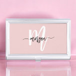 Stilvoll rosa Modernes Script Girly Monogram Name Visitenkarten Dose<br><div class="desc">Erhöhen Sie Ihr berufliches Bild mit dem stilvollen rosa-modernen Script Girly Monogram Name Business Card Case. Dieses schicke Gehäuse zeichnet sich durch ein sanftes, schwarz-rosa Design mit einem zeitgemäßen Skriptmonogramm aus und bietet Ihnen eine personalisierte Touch für Ihre geschäftlichen Anforderungen. Es ist aus hochwertigen Materialien gefertigt und bietet eine dauerhafte...</div>