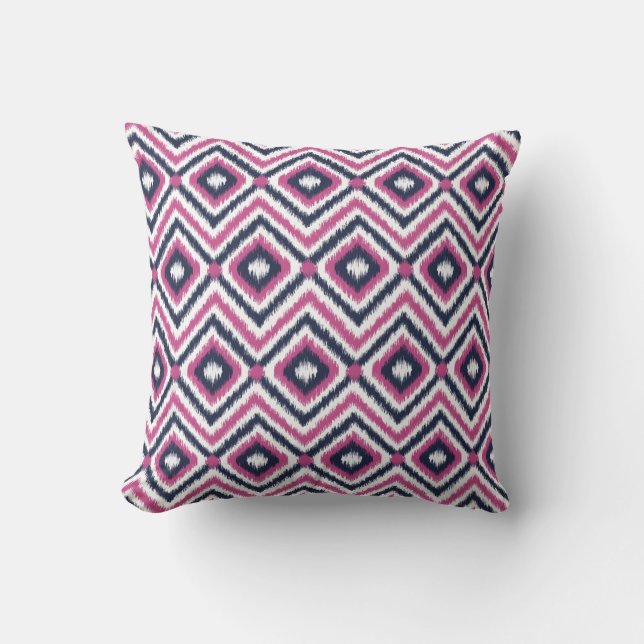 Stilvoll rosa Navy Ikat Diamond Muster Kissen (Vorderseite)