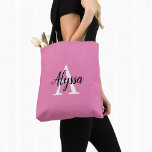 Stilvoll rosa Personalisierte Monogram Tote Bag<br><div class="desc">Stilvoll rosa Personalisierte Monogram Tote Bag mit einer eleganten Namensgebung und Monogramm-Initial auf hübschem rosa Hintergrund. Die Tasche ist einfach zu personalisieren, indem Sie den Namen und die Initiale Ihrer Wahl in die Online-Personalisierung Vorlage vor der Bestellung. Der Text kopiert sich automatisch auf die andere Seite des Beutels, um auf...</div>