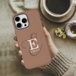 Stilvoll Unique Monogram Mocha Brown iPhone 16 Pro Max Hülle<br><div class="desc">Eine elegante,  stylische Darstellung Ihres Namens und Monogrammes betont diese individuelle iPhone-Hülle mit klassischen Serifen und einer verzierteren Schriftzypografie mit einer wunderbar ausgeglichenen Symmetrie. Die drei Elemente verschmelzen stilvoll und kreieren so Ihr eigenes Markenlogo. Hier zeigt sich ein mocha-brauner Hintergrund (die Farbe des Kaffees!) mit Monogramm-Elementen in Elfenbeinbeige.</div>