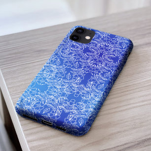 Stilvoll weißes Blumenmuster wirbeln auf blau Case-Mate iPhone Hülle