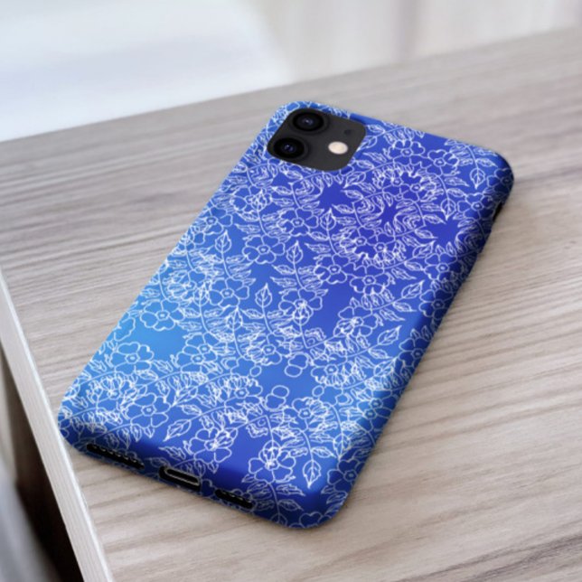 Stilvoll weißes Blumenmuster wirbeln auf blau Case-Mate iPhone Hülle (Von Creator hochgeladen)