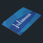 Stilvolle Abstrakte Formen in Blue Personalisiert  iPad Pro Cover<br><div class="desc">Dieses stilvolle,  minimalistische moderne Kunstwerk verbindet einfache Bio Kreisformen mit wunderschönen Blautönen. Personalisieren Sie es mit Ihrem Namen in der Schrift.</div>