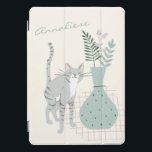 Stilvolle Aquamarine Illustration der Graukatze iPad Pro Cover<br><div class="desc">Dieses stilvolle iPad Cover zeigt eine hübsche Abbildung einer grauen Katze,  die neben einer aquamarinen grünen Vase mit Blumen und Botanicalen stehend ist. Personalisieren Sie es mit Ihrem Namen in handgeschriebener Skripttypografie. Gutes Geschenk für Katzenliebhaber.</div>