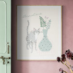Stilvolle Aquamarine Illustration der Graukatze Poster<br><div class="desc">Diese stilvolle Wandkunst zeigt eine hübsche Abbildung einer grauen Katze,  die neben einer aquamarinen grünen Vase mit Blumen und Botanikalen stehend ist. Personalisieren Sie es mit Ihrem Namen in handgeschriebener Skripttypografie. Gutes Geschenk für Katzenliebhaber.</div>
