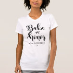 Stilvolle Babe aus Ehrenschwarz-Weiß-T - Shirt<br><div class="desc">Clever Babe of Honor in einer stilvollen topografischen Schrift und Herzenslust für Ihre besondere Trauzeugin. Einfach mit Ihrem Wunschnamen angepasst,  und Party auf.</div>