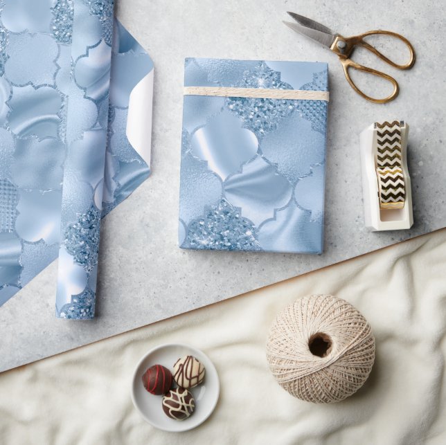 Stilvolle Baby Blue Glitzer and Foil Quatrefolie Geschenkpapier (Kunsthandwerk)
