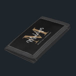 Stilvolle Black Gold Monogram Girly Chic Script Na Tri-fold Geldbeutel<br><div class="desc">Das neue Black Gold Monogramm Girly Chic Script Name Trifold Wallet ist eine elegante,  dreispurige Brieftasche,  die mit Ihrem eigenen Monogramm und Namen versehen ist.</div>