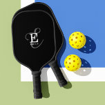 Stilvolle Black Script Monogram und Name Pickleball Schläger<br><div class="desc">Es geht um dich mit diesem schönen Paddeldesign. Es hat eine elegante, stilvolle Darstellung Ihres Namens und Monogrammes mit klassischen Serifen und einer verzierteren Kalligraphieskripttypografie in einer ausgewogenen Symmetrie. Die drei Elemente verschmelzen mit einer ausgeklügelten Harmonie und kreieren Ihr eigenes Markenlogo. Hier mit einem schicken schwarzen Hintergrund mit Monogramm-Elementen in...</div>