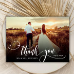 Stilvolle Calligraphie 2 Foto Wedding Dankeschön K Dankeskarte<br><div class="desc">Elegante moderne Chic Boho Kalligraphie Hochzeit 2 Foto Dankeschön Karte. Stylish Einfache Hochzeit Dankeschön Vorlage mit einem vollen vertikalen Foto auf der Vorderseite mit dem Text "Dankeschön" in einem skurrilen Wirblen Handschrift Schrift Swash Schwanz Schriftart Weiß-Overlay auf dem Bild und eine Rückseite ein (1) Foto und vorgefertigte Dankeschön-Nachricht. 2-seitige Karte...</div>