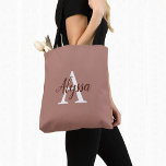 Stilvolle Cinnamon Monogram Tote Bag<br><div class="desc">Stilvolle Cinnamon Monogram Tote Bag mit einer eleganten Namensgebung und Monogramm Initial auf einem hübschen Zimtfarbenhintergrund. Die Tasche ist einfach zu personalisieren, indem Sie den Namen und die Initiale Ihrer Wahl in die Online-Personalisierung Vorlage vor der Bestellung. Der Text kopiert sich automatisch auf die andere Seite des Beutels, um auf...</div>