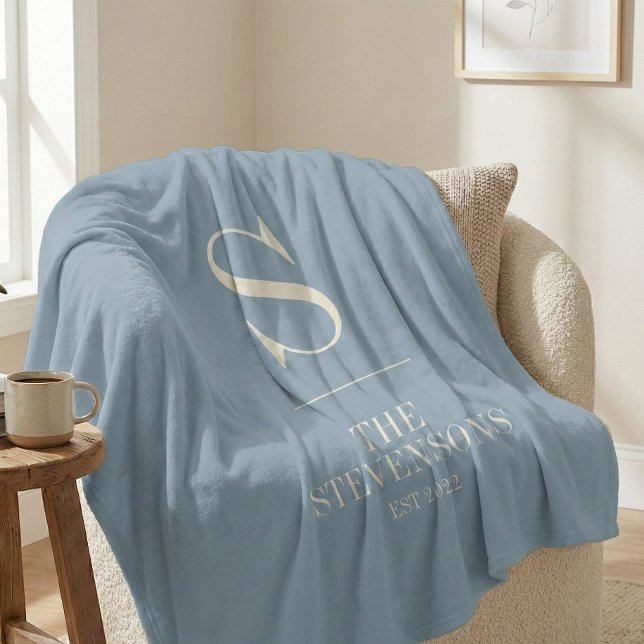 Stilvolle Classic Family Monogram Est Dusty Blue Fleecedecke (Von Creator hochgeladen)