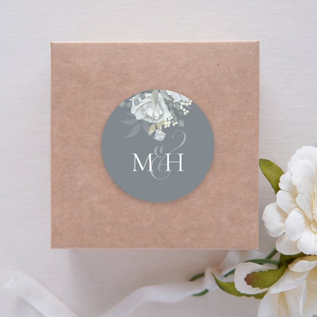 Stilvolle Dusty Blue Floral Simple Monogram Blume Runder Aufkleber (Von Creator hochgeladen)