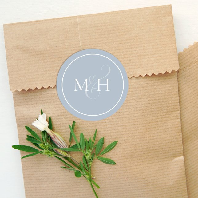 Stilvolle Dusty Blue Simple Monogram Ampersand Runder Aufkleber (Von Creator hochgeladen)