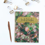 Stilvolle Elegant Gold Emerald Green Mosaik Yearly Planer<br><div class="desc">Dieser individuell anpassbare Planer blendet mit einem gemsteinten Mosaikcover in grün,  lila und rosa,  in Gold umrissen. Das Zentrum verfügt über ein goldenes Etikett für Ihren eigenen Text. Die Spiralbindung verleiht der Maschine eine praktische Funktion,  die sie perfekt für eine elegante,  personalisierte Organisation macht.</div>