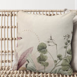 Stilvolle erdige botanische Printwerbung | Creamy  Kissen<br><div class="desc">Das Kopfkissen des Elfenbeinkissens zeichnet sich durch einen stilvollen botanischen Aufdruck in einer hellerdigen Farbpalette aus, die mit grünen und goldenen Akzenten auf einem cremigen Elfenbeinhintergrund besticht. Ein einfaches modernes Design mit einem hübschen botanischen Druck aus Schichten von Alexanders Black Lovage-Blätter als Brennpunkt gerahmt von stilvollen Amaryllis mit schwachen goldenen...</div>