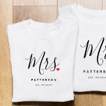 Stilvolle Frau Custom Nachname & Date Wedding T-Shirt<br><div class="desc">Das moderne Design ist das perfekte Geschenk für jede Braut,  das stilvolle Typografie-Drehbuch "Mrs." mit niedlicher,  kleiner,  roter Liebe. Das Design ist einfach mit Ihrem Nachnamen und festem Datum zu personalisieren und wird der perfekte Sake für Ihren besonderen Tag sein.</div>