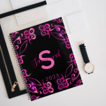 Stilvolle Glam Elegant Barock Black and Pink 2023 Planer<br><div class="desc">Modernes,  personalisiertes Design mit einem rosa,  metallisch glänzenden Barockrahmen auf schwarzem Hintergrund. Der Text ist vollständig anpassbar.</div>
