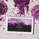 Stilvolle Glittery Magenta und Black Makeup Künstl Visitenkarten Dose<br><div class="desc">Ein eleganter und zeitgenössischer Visitenkartenhalter, der ausschließlich für Schminkkünstler konzipiert ist. Dieses personalisierte Gehäuse präsentiert eine faszinierende Mischung aus glänzenden Metallpinselstrichen aus magentafarbenem Metall und zauberhaftem Set aus Glitzern vor einem raffinierten schwarzen Hintergrund. Der Text kann vollständig auf Ihre Wünsche zugeschnitten werden, sodass Sie eine Aussage machen können, die Ihren...</div>