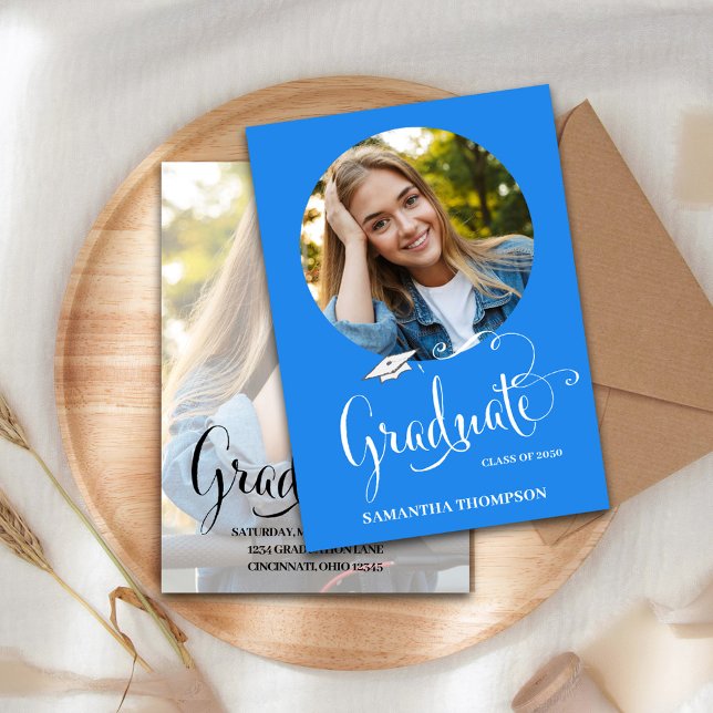 Stilvolle Graduate Elegant Einfache Typografie Einladung (Graduation stylish calligraphy grad hat two photo invitation announcement. )