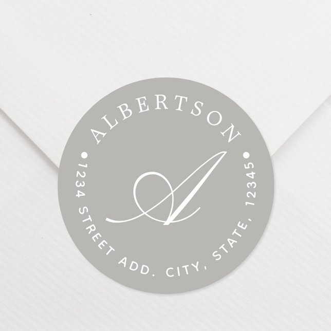 Stilvolle graue Script Monogram Familienname-Adres Runder Aufkleber (Von Creator hochgeladen)