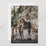 Stilvolle handgeschriebene Save the Date-Karte Save The Date<br><div class="desc">Teilen Sie Ihr Hochzeitstag stilvoll mit dieser stilvollen und einzigartigen Foto-Postkarte im Stile eines Pinselskriptes.</div>