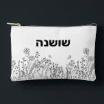 Stilvolle hebräische Floral Sketch Kosmetische Tas Zubehörtasche<br><div class="desc">Unsere stilvolle Floral Script hebräischen Name Kosmetik / Accessoires-Tasche in schwarz & weiß hat einen skurrilen boho, von Hand gezeichnet Look. Gut und hübsch! Der hebräische Name kann mit dem Set der Tastatur in hebräische Zeichen eingeben geändert werden. Dieses Design erlaubt es Ihnen, eine Zeile nachdenklichen (oder praktischen) Textes auf...</div>