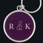 Stilvolle Hochzeitspaare mit Monogramm Schlüsselanhänger<br><div class="desc">Stilvoller personalisierter mit Monogramm Schlüsselanhänger mit eleganten hellbeigen Initialen auf einem dunklen lila Hintergrund. Ideal für Paare,  jetzt anpassen,  um Paare Initialen hinzuzufügen.</div>