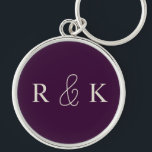 Stilvolle Hochzeitspaare mit Monogramm Schlüsselanhänger<br><div class="desc">Stilvoller personalisierter mit Monogramm Schlüsselanhänger mit eleganten hellbeigen Initialen auf einem dunklen lila Hintergrund. Ideal für Paare,  jetzt anpassen,  um Paare Initialen hinzuzufügen.</div>
