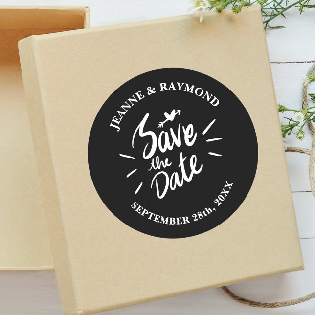 Stilvolle Kalligrafie Black Wedding Save the Date Runder Aufkleber (Von Creator hochgeladen)
