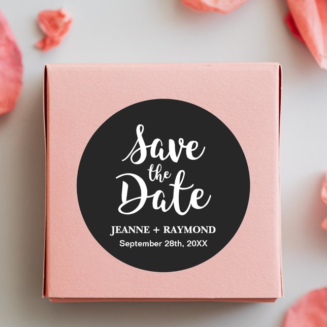 Stilvolle Kalligrafie Black Wedding Save the Date Runder Aufkleber (Von Creator hochgeladen)