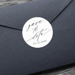 Stilvolle Kalligrafie-Hochzeit Sichern Sie das Dat Runder Aufkleber<br><div class="desc">Schwarz-weiß stylische kalligraphische Hochzeit speichern Sie das Datum Aufkleber. Klicken Sie auf die SCHALTFLÄCHE BLAUE DESIGN TOOL,  um eine erweiterte Anpassung dieses Designs zu erhalten. .</div>