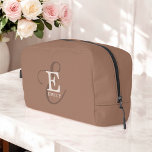 Stilvolle Kalligraphie Monogram Name Mocha Brown Waschbeutel<br><div class="desc">Eine stilvolle, einzigartige Monogramm-Gestaltung mit Ihrem Namen und Monogramm unterstreicht diese individuelle Toilettentasche mit klassischen Serifen und einem verzierteren Kalligrafieschreiben in einem schönen Layout. Die drei Elemente verschmelzen wunderschön und kreieren so Ihr eigenes Markenlogo. Die Farbe des Kaffeehauses mit Monogramm-Elementen in Elfenbeinbeige ist hier in Mochafarben dargestellt. Diese Toilettentasche eignet...</div>