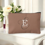 Stilvolle Kalligraphie Monogram Name Mocha Brown Zubehörtasche<br><div class="desc">Ein stilvolles, einzigartiges Monogramm-Design mit Ihrem Namen und Monogramm unterstreicht diesen speziellen Accessoires-Sack mit klassischen Serifen und einem verzierteren Kalligrafieschrift in einem hübschen Layout. Die drei Elemente verschmelzen wunderschön und kreieren so Ihr eigenes Markenlogo. Die Farbe des Kaffeehauses mit Monogramm-Elementen in Elfenbeinbeige ist hier in Mochafarben dargestellt. Diese Tasche eignet...</div>