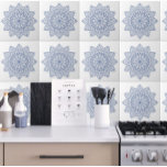 Stilvolle Keramik Blau geometrischer Muster Fliese<br><div class="desc">Dieses stilvolle Blue Geometric Keramik Tile eignet sich hervorragend für ein modernes,  traditionelles Interieur oder einen Backsplash. Die Kachel weist ein Muster im Stil der Blume auf,  das sich durch eine stilvolle,  frisch-blaue und weiße Farbe auszeichnet. Nutzen Sie es als Akzent in Ihrer Küche,  Ihrem Badezimmer oder im Wohnzimmer.</div>