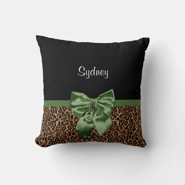 Stilvolle Leopard Print Elegant Green Bow und Name Kissen (Vorderseite)