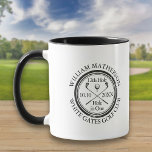 Stilvolle Lounge in einem Personalisierten Golf Tasse<br><div class="desc">Die klassische Retro-Optik mit altertümlicher Briefmarke. Personalisieren Sie den Namen,  die Position Loch Nummer und das Datum,  um einen großen Golfkeepake zu schaffen,  um dieses fantastische Loch in einem zu feiern. Entwickelt von Thisisnotme©</div>