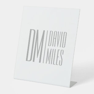 Stilvolle Minimal- und moderne Gray-Initials & Nam Sockelschild