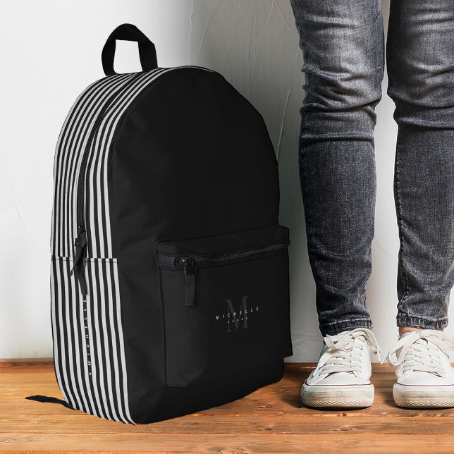 Stilvolle Minimalistische Schwarz-weiße Streifen M Bedruckter Rucksack (Stylish Minimalist Black White Stripes Monogram Printed Backpack
)