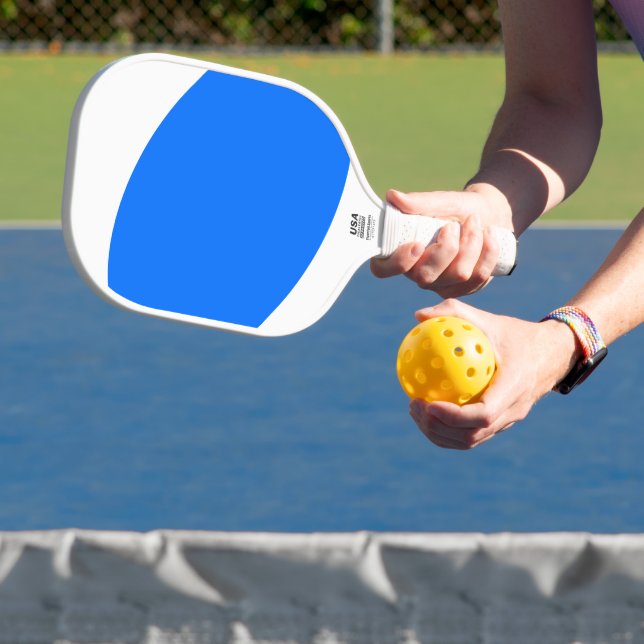 Stilvolle Mod-helle, lebendige Blaukurven auf Weiß Pickleball Schläger (InSitu)