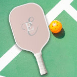 Stilvolle moderne Monogram Typografie Rosa Pickleball Schläger<br><div class="desc">Ein stilvolles,  einzigartiges Monogramm-Design mit Ihrem Namen und Monogramm unterstreicht dieses maßgeschneiderte Pickleball-Paddel mit klassischen Serifen und einer verzierteren Skripttypografie in ausgewogener Symmetrie. Die drei Elemente verschmelzen wunderschön und kreieren so Ihr eigenes Markenlogo. Hier mit einem weichen,  rot-rosa Hintergrund mit Monogrammelementen in weiß und grau dargestellt.</div>