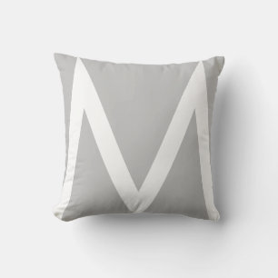 Stilvolle Monogram auf Light Silver Gray Kissen