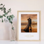 Stilvolle Namen Datum Ort Hochzeit Foto Foliendrucke<br><div class="desc">Eleganter minimalistischer Hochzeitsdruck mit Goldfolie-Schriftart,  die Ihre Namen,  das Hochzeitsdatum und den Ort unter einem Hochzeitsfest-Foto schreiben.</div>