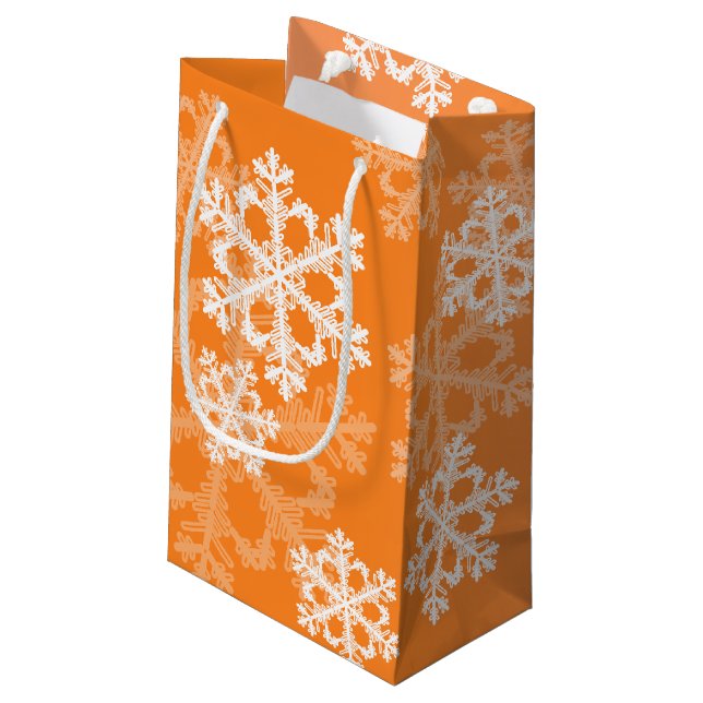Stilvolle Orange Snowflakes Modernes Weihnachtsmus Kleine Geschenktüte (Rückseite Schrägansicht)