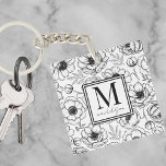 Stilvolle Personalisierte Initial Monogram Schlüsselanhänger<br><div class="desc">Mit diesem stilvollen Schlüsselanhänger mit einer personalisierten Monogramm und einem gerahmten Namen in elegantem quadratischem Detail fügen Sie Ihren Alltagsessentials eine Touch Eleganz hinzu. Der Schlüsselanhänger zeigt ein wunderschönes botanisches Blumenmuster, das an französische Parfüm- oder High-End-Modemarken erinnert und Ihnen ein Gefühl der Natur und des Frühlings vermittelt. Der raffinierte Mix...</div>