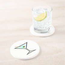 Stilvolle Retro Martini und grünes Olive mit Pimen