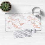 Stilvolle Rose Gold Foil Marmor Monogram Schreibtischunterlage<br><div class="desc">Stilvolle Rose Gold Foil Marmor Monogram Desk Mat Mouse Pad mit trendigem weißem Marmor und weichem rosa Rosa Goldfolie Marmor. Fügen Sie Ihren Namen und Monogramm für ein benutzerdefiniertes Design hinzu! Bitte kontaktieren Sie uns unter cedarandstring@gmail.com ,  wenn Sie Hilfe beim Design oder den passenden Produkten benötigen.</div>
