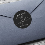 Stilvolle Schwarz-Weiß-Hochzeit Sichern Sie das Da Runder Aufkleber<br><div class="desc">Schwarz-weiß stylische kalligraphische Hochzeit speichern Sie das Datum Aufkleber. Klicken Sie auf die SCHALTFLÄCHE BLAUE DESIGN TOOL,  um eine erweiterte Anpassung dieses Designs zu erhalten.</div>